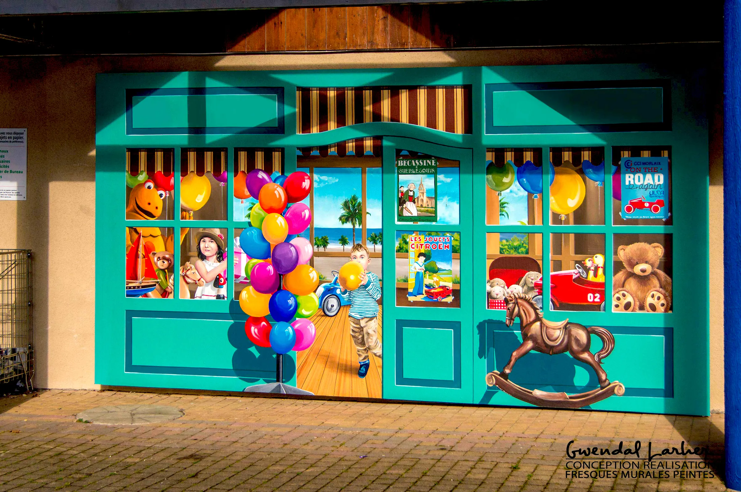 Faux magasin de jouets peint en trompe-l'œil, ballons et cheval à bascule, Guerlesquin